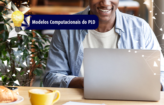 Imagem com homem sentado utilizando laptop e sorrindo. No canto superior esquerdo lettering traz o nome do campo de aprendizado no Portal de Capacitação