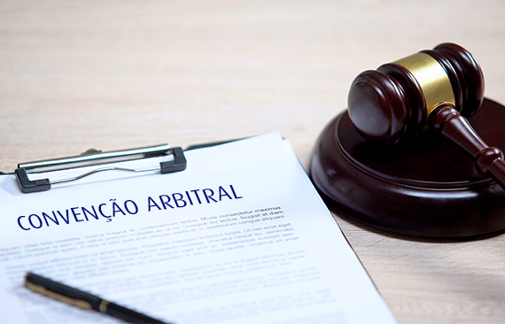 Papel sobre uma mesa com o título