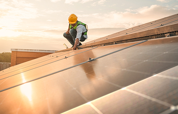 Homem instalando painéis solares 