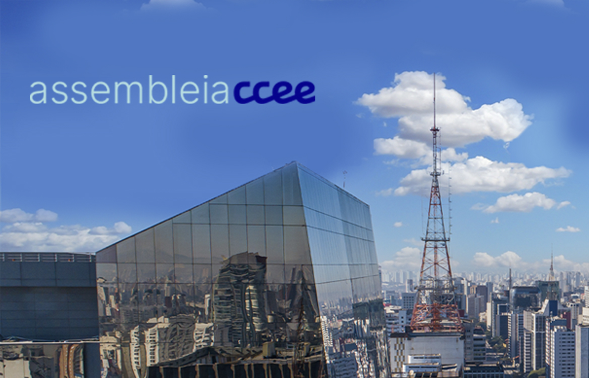 Foto panorâmica de uma grande cidade, repleta de prédios, sob um céu azul