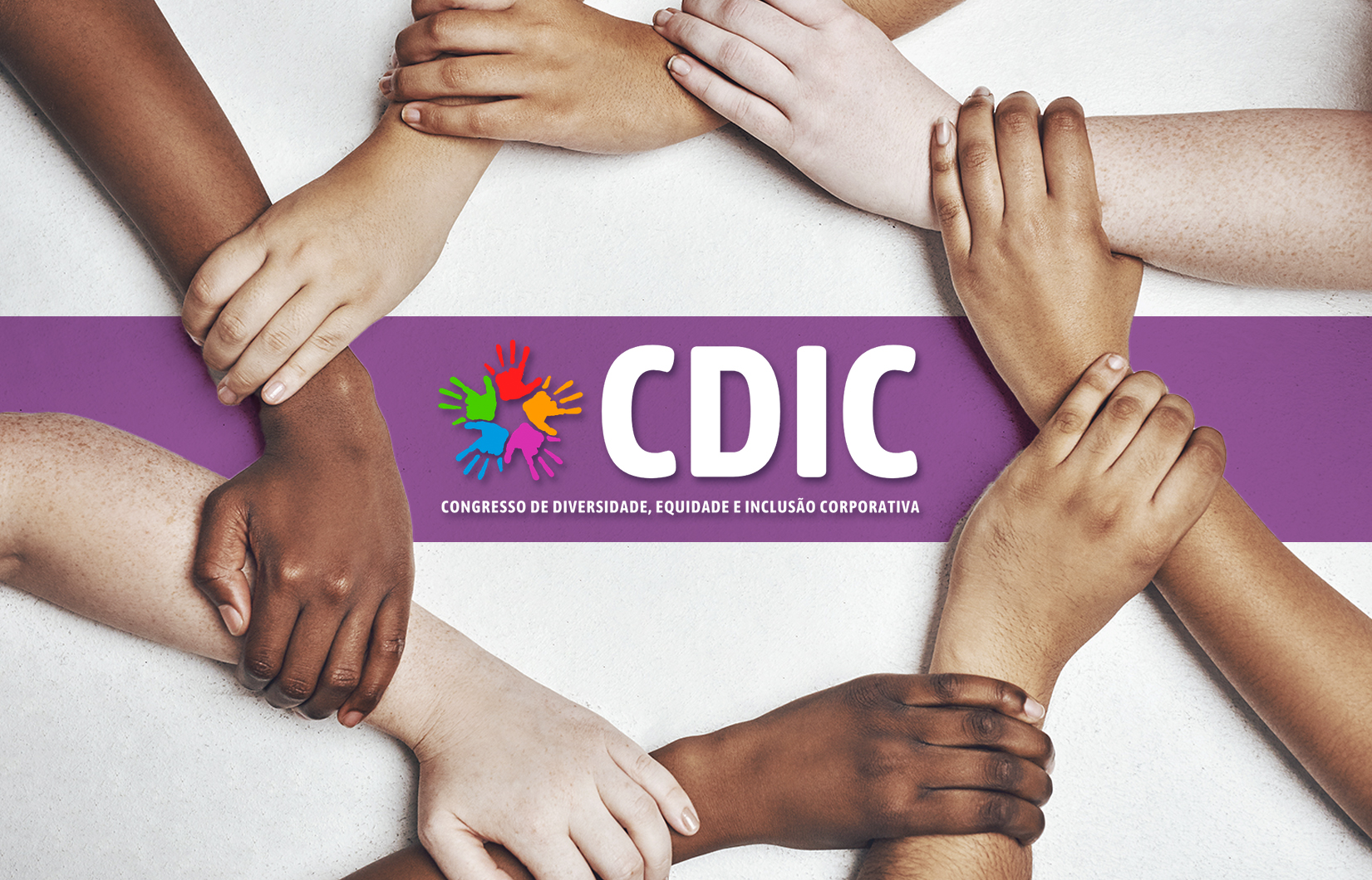 Mãos de várias cores juntas formando um escudo com a escrita no meio: CDIC