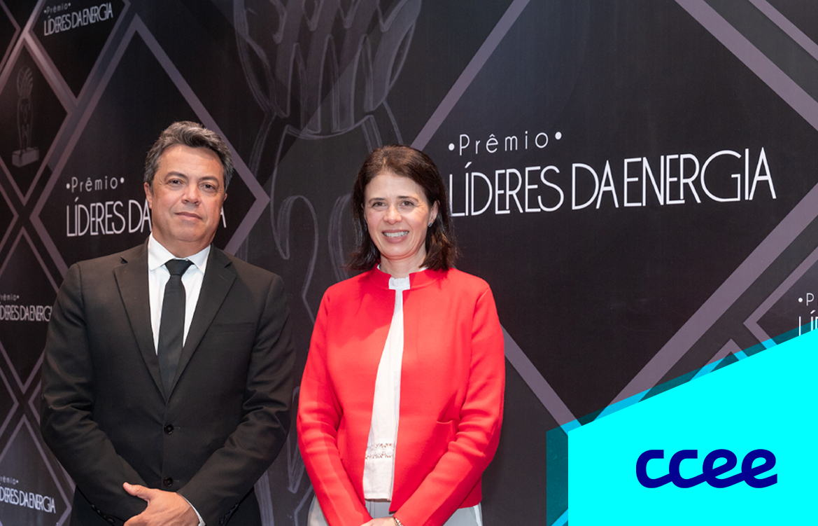 Foto do presidente do Conselho, Alexandre Ramos, com a Gerente Executiva Katia Franco. Ele é um homem branco, de cabelos pretos, e veste um terno preto. Ela é uma mulher branca, de cabelos pretos, e veste um tailleur cor salmão.