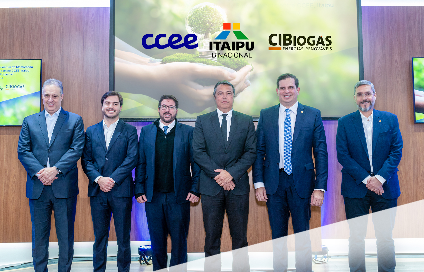 Foto dos dirigentes de CCEE, Itaipu Binacional e CIBiogás com convidados na cerimônia de assinatura do memorando de entendimento