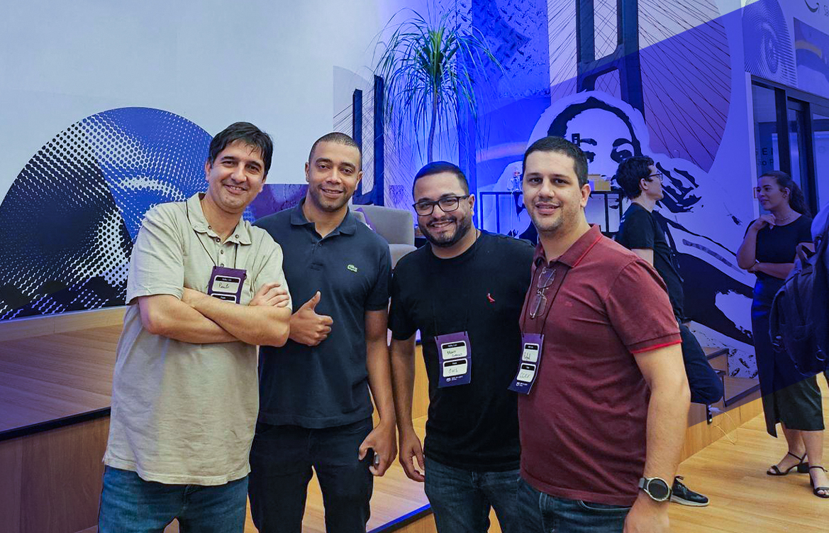 quatro homens participantes do evento