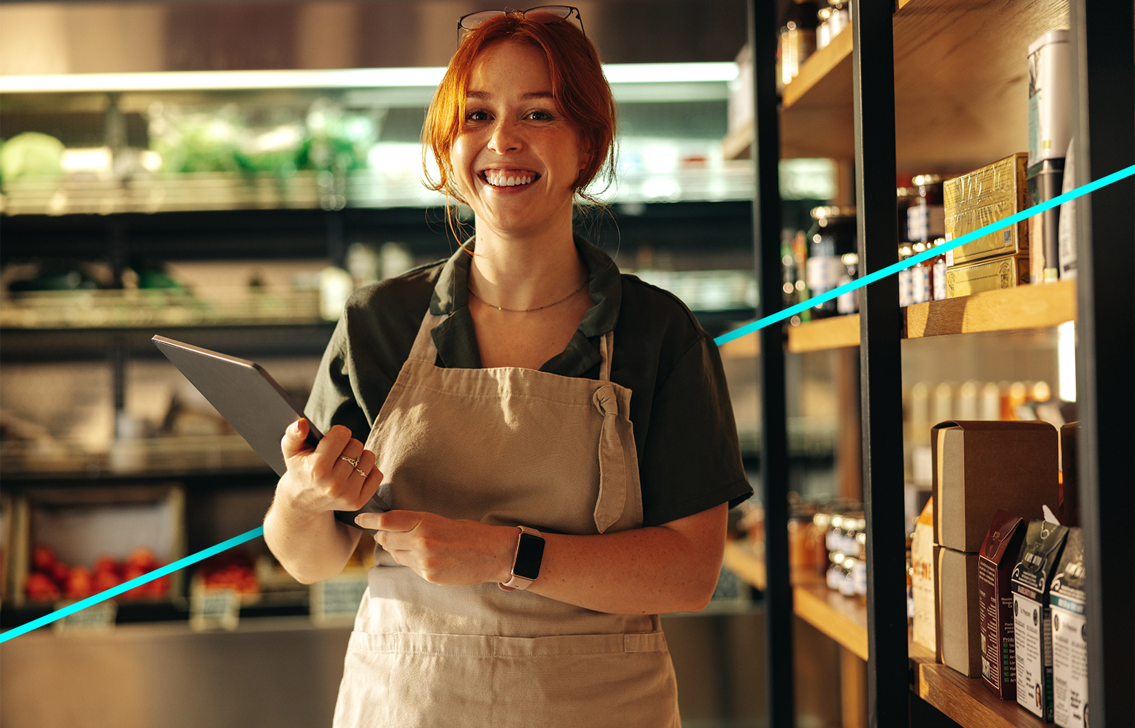 mulher ruiva segurando um prancheta em um ambiente comercial