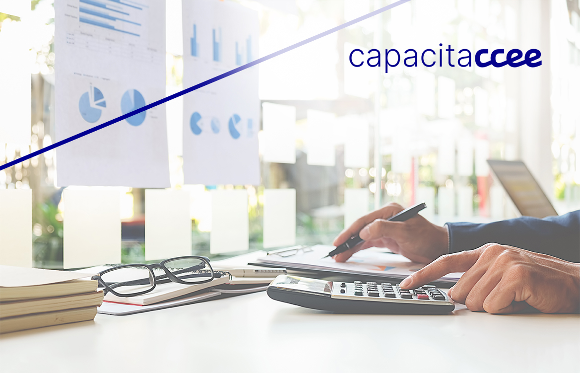 pessoa digitado em teclado de notebook