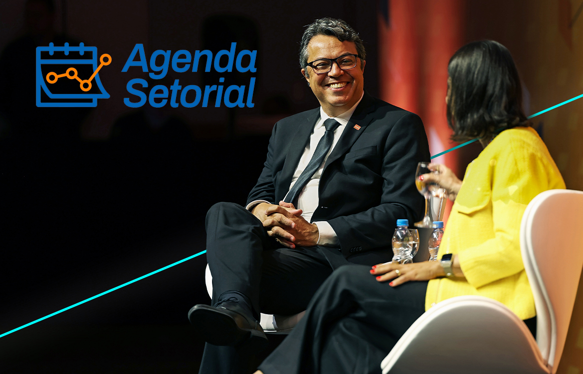 A imagem foca no presidente do Conselho de Administração da CCEE, Alexandre Ramos, durante participação no Agenda Setorial.