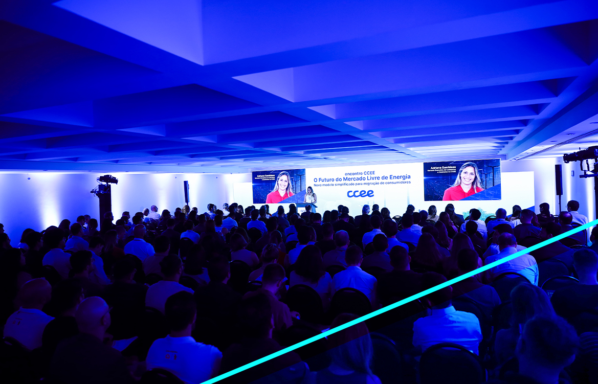 A imagem mostra o auditório cheio do EncontroCCEE