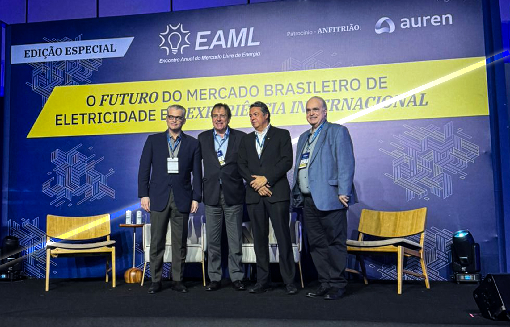 foto mostra o presidente Alexandre com os outros participantes do eventos