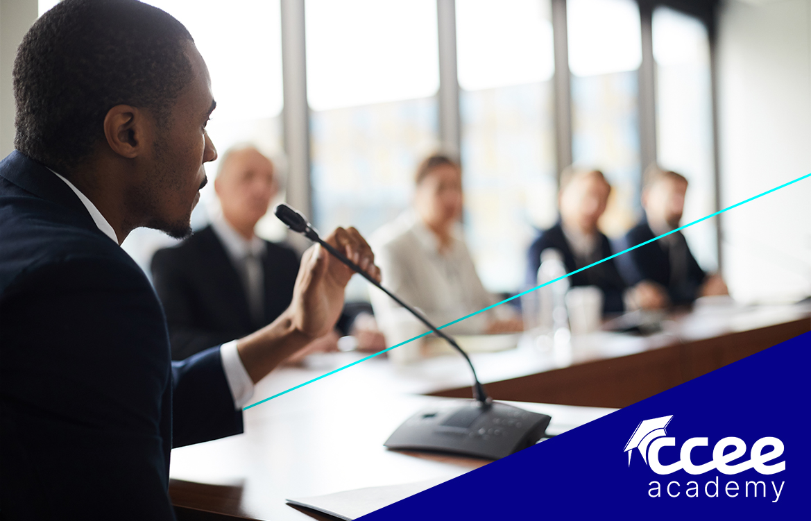 homem falando no microfone