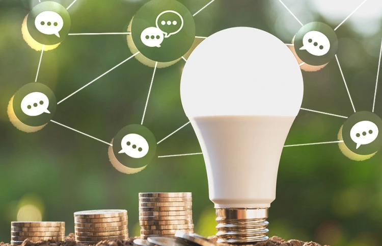 Montagem de uma lâmpada rodeada por balões de fala