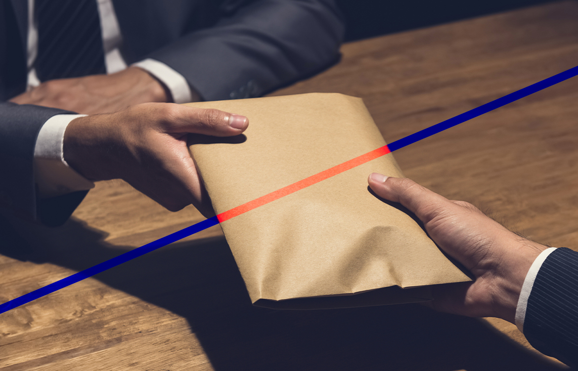 Imagem mostra duas pessoas passando um pacote uma pra outra
