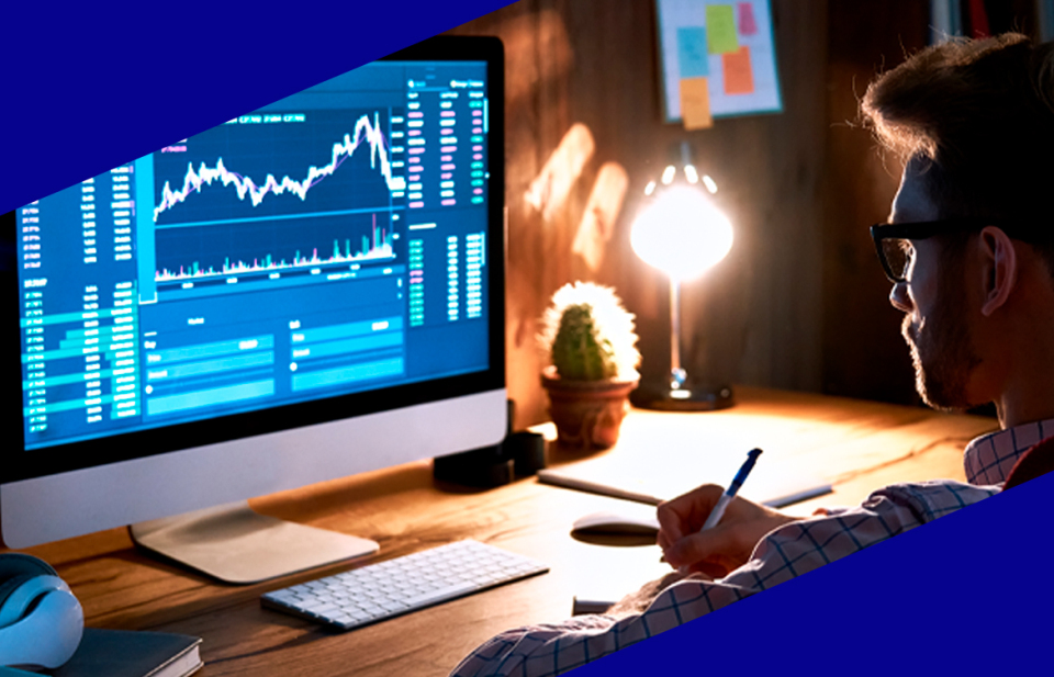 homem lendo relatório no computador