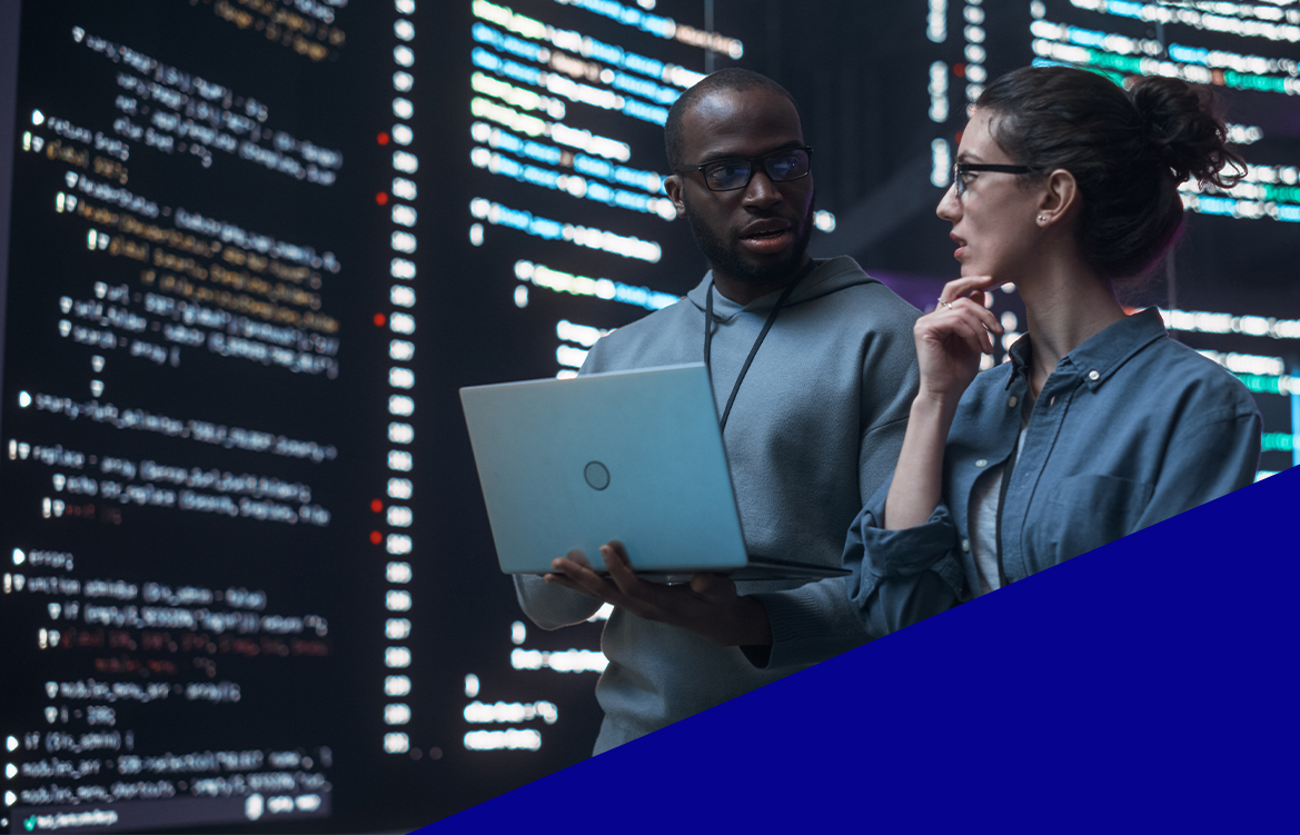 Imagem mostra duas pessoas conversando em frente á um paredão