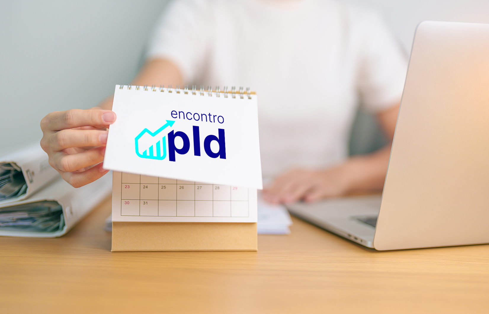 Imagem mostra uma pessoa segurando um calendário