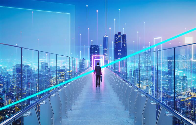 homem atravessando ponto